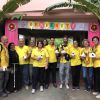 Foto di rito del gruppo al completo davanti all’ingresso del Mary Matha Dispensary and Hospital. Che l’avventura abbia inizio!
